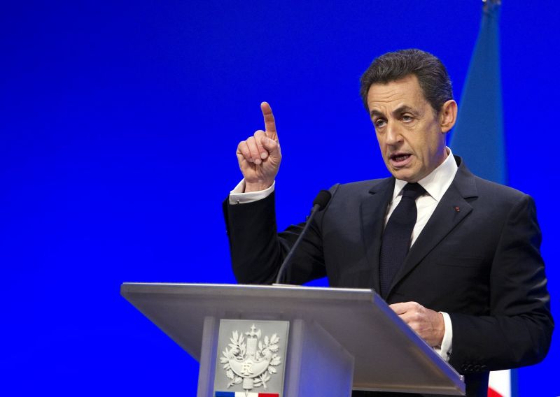 Sarkozy intră târziu în furtuna electorală