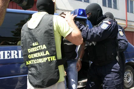 ȘOCANT. Polițiștii arestați i-au smuls lenjeria intimă agentei sub acoperire, care era încătușată