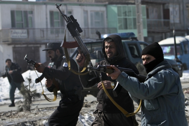 Un afgan a ucis doi militari ai NATO. Obama cere scuze pentru arderea Coranului
