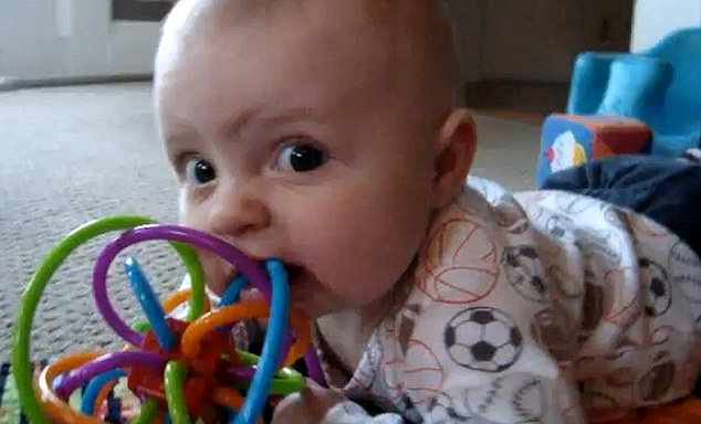 Un bebeluş ia lecţii de la un căţel cum să îşi roadă jucăriile | VIDEO