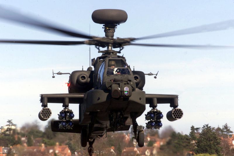 Un elicopter Apache le-a stins lumina