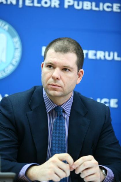 Viitorul şef al Finanţelor, Bogdan Drăgoi, omul care asigură finanţarea datoriei României