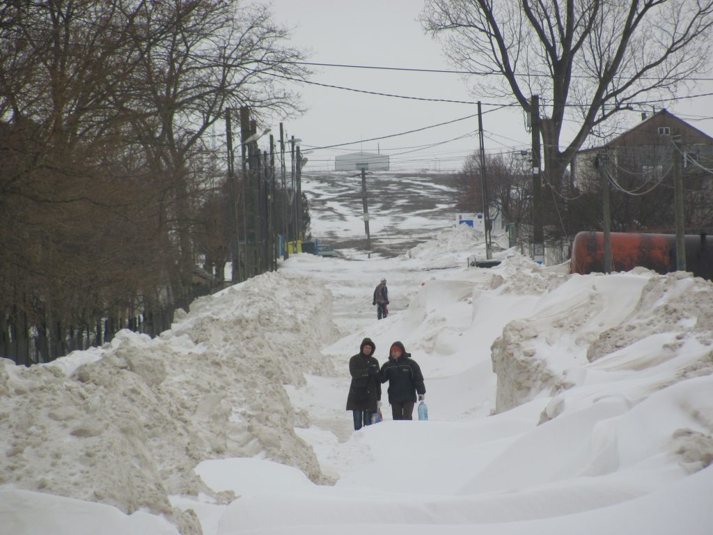 Vrancea e în STARE DE ALERTĂ până marți. Zeci de mii de oameni, izolați de nămeți | VIDEO