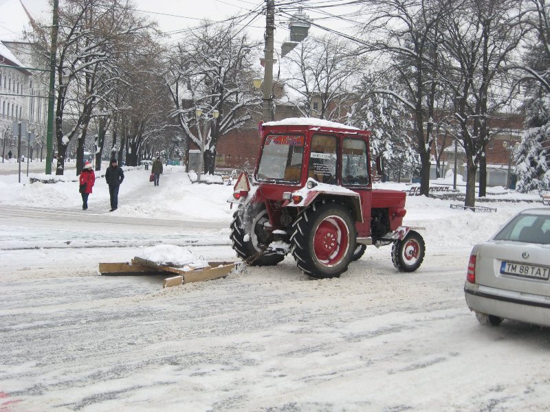 ZĂPADA e "stăpână" pe Autostrada A2 şi pe şase drumuri naţionale. VEZI DRUMURILE BLOCATE!