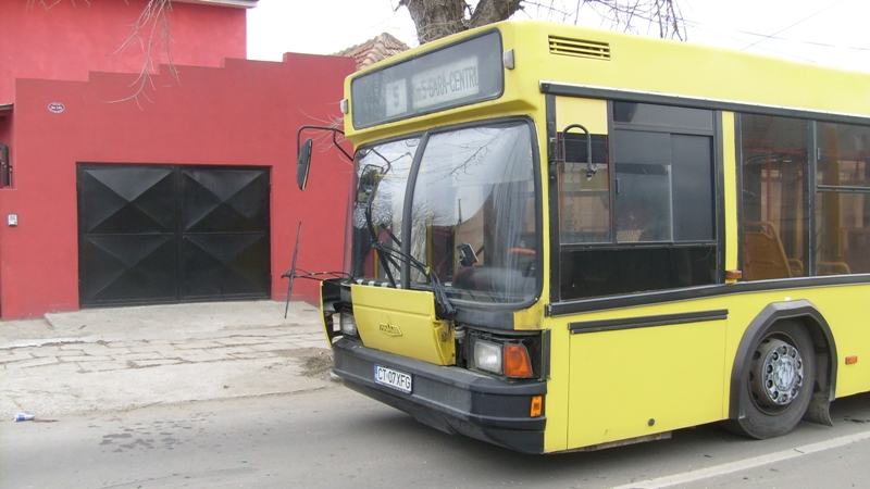 A înnebunit lumea: două autobuze cu călători, atacate în plină stradă de necunoscuţi