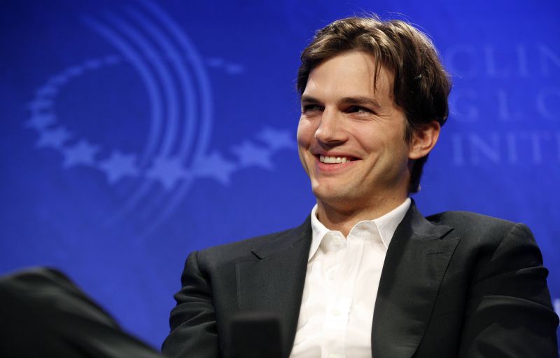 Ashton Kutcher o dă la pace cu Demi Moore