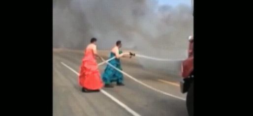 Cum au stins un incendiu doi pompieri îmbrăcaţi în rochie | VIDEO