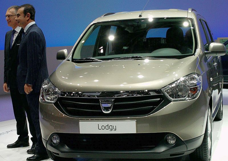 Familiştii sunt serviţi. Cu noile monovolume Dacia Lodgy și Ford B-Max