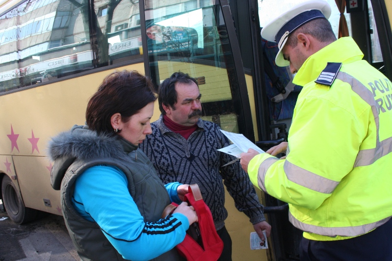 „Femeia Batman”: a salvat un autobuz plin de călători după ce şoferul a leşinat cu piciorul pe acceleraţie