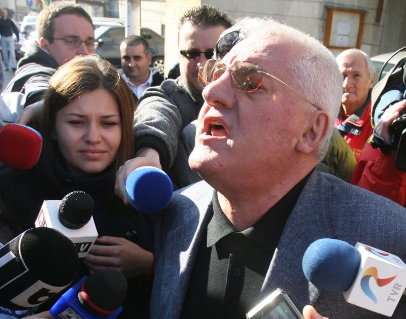 Iluziile lui Mitică Dragomir: "Sunt iubit în toată țara. Lumea îmi cere autografe"