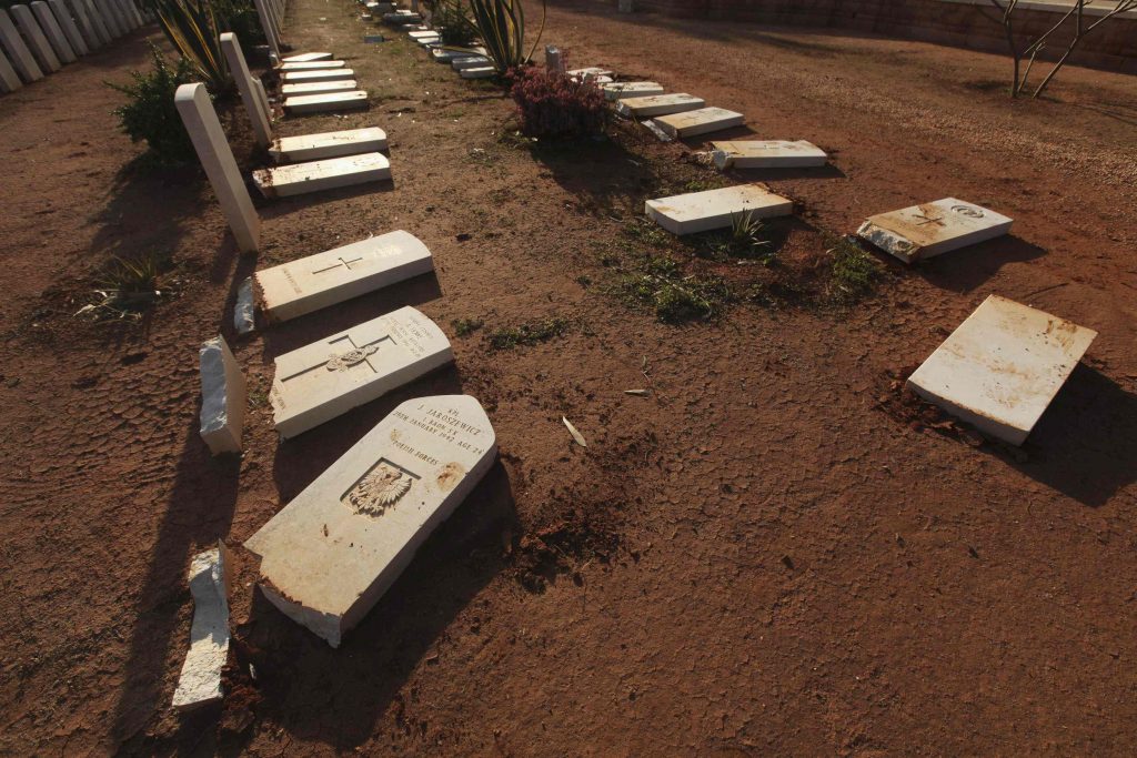 Imagini șocante pentru NATO: Mormintele soldaților occidentali, profanate de rebelii libieni