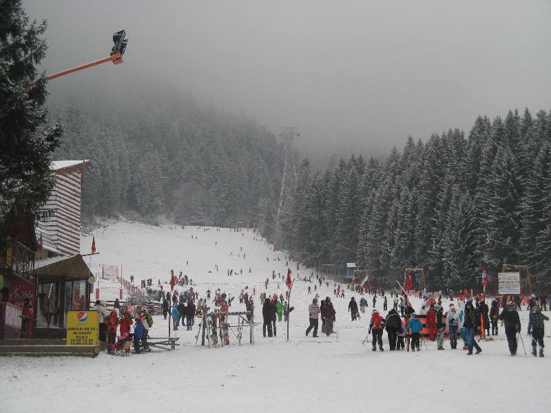 Încă se mai poate schia. Află stratul de zăpadă pe principalele pârtii din ţară