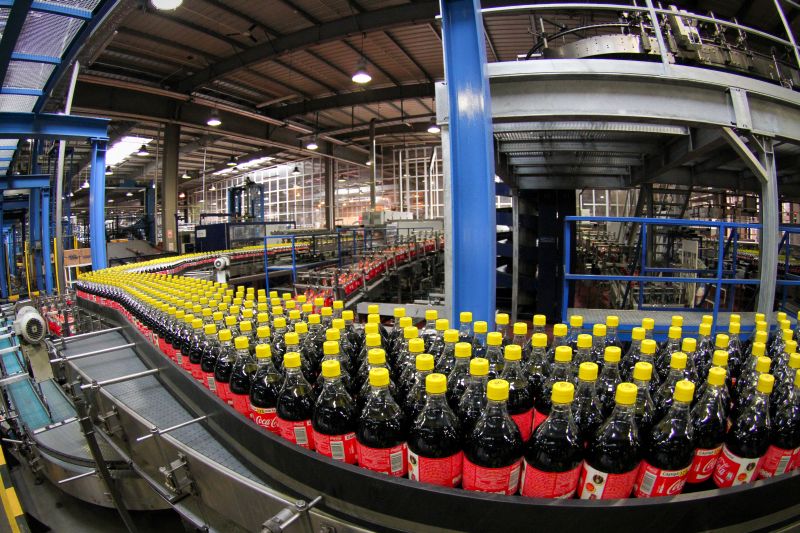 Incursiune în cea mai controversată fabrică. Care este SECRETUL REȚETEI COCA-COLA