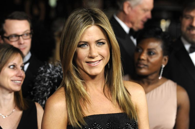 Jennifer Aniston i-a trimis flori Angelinei Jolie