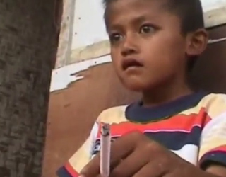 La vârsta de opt ani fumează două pachete de ţigări pe zi | VIDEO