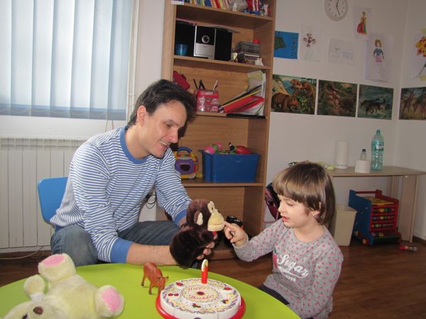 "Mondenul" Angel Popescu susţine copiii cu autism