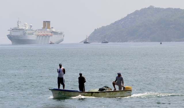 Nava avariată Costa Allegra a ajuns într-un port al Insulelor Seychelles, după 3 zile | FOTO