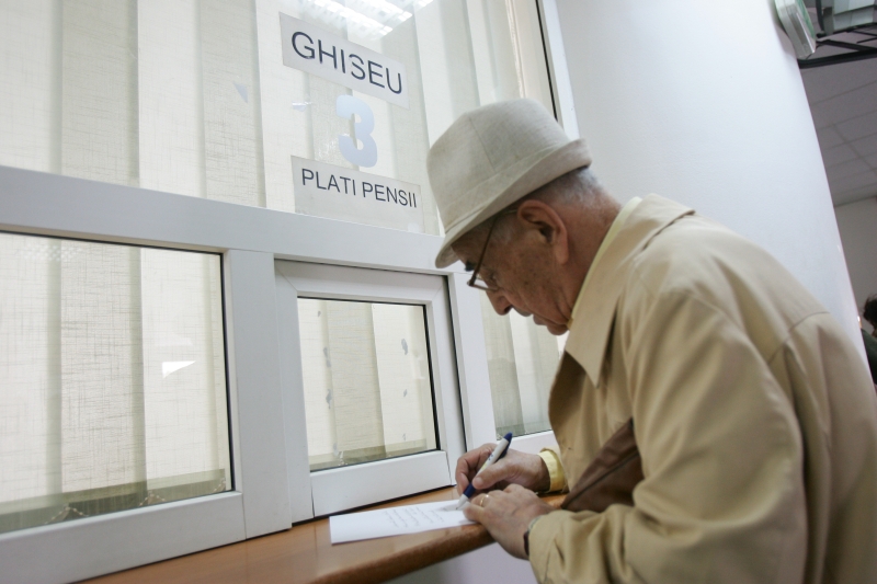 Raport Eurostat: Patru din zece pensionari români nu-şi pot permite o masă adecvată