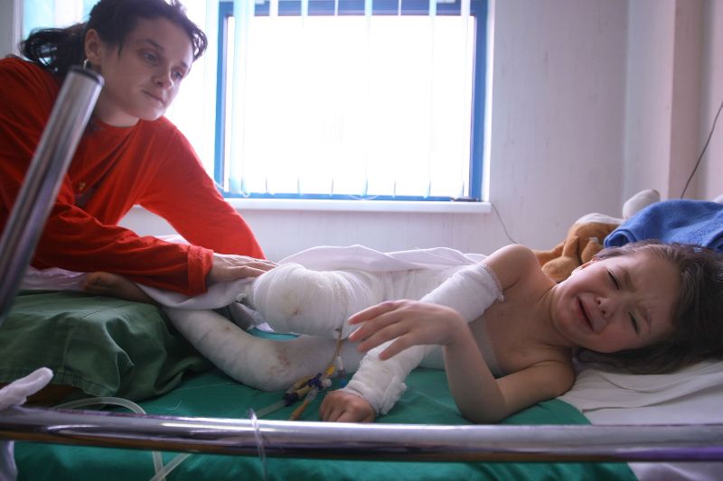 REPORTAJ din lumea copiilor care ajung la spital din vina părinţilor. Cum îi cruţi de suferinţă