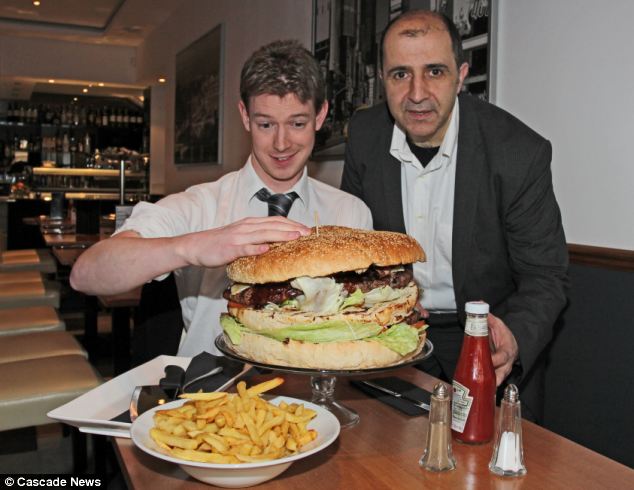 SUPER-SNACK. Acesta este cel mai mare burger: 7 kilograme şi 18.000 de calorii