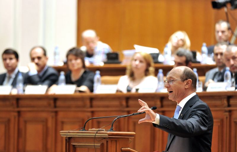 Traian Băsescu a anunţat în Parlament "reîntregirea salariilor bugetarilor" de la 1 IUNIE | VIDEO