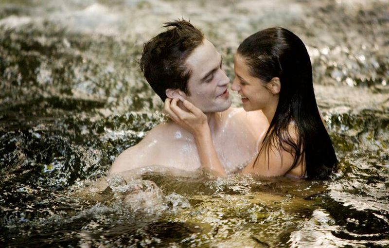 Trailer nou TWILIGHT. Vezi imagini cu Bella vampir| VIDEO