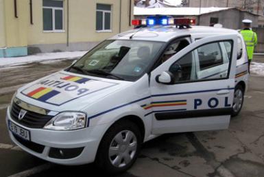 Urmăriţi în trafic de poliţie, hoţii au accidentat grav un pieton