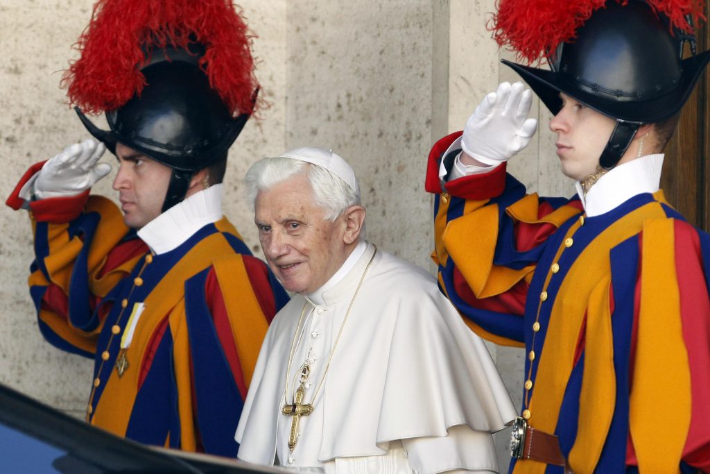Vaticanul, la vânătoare de “cârtiţe”