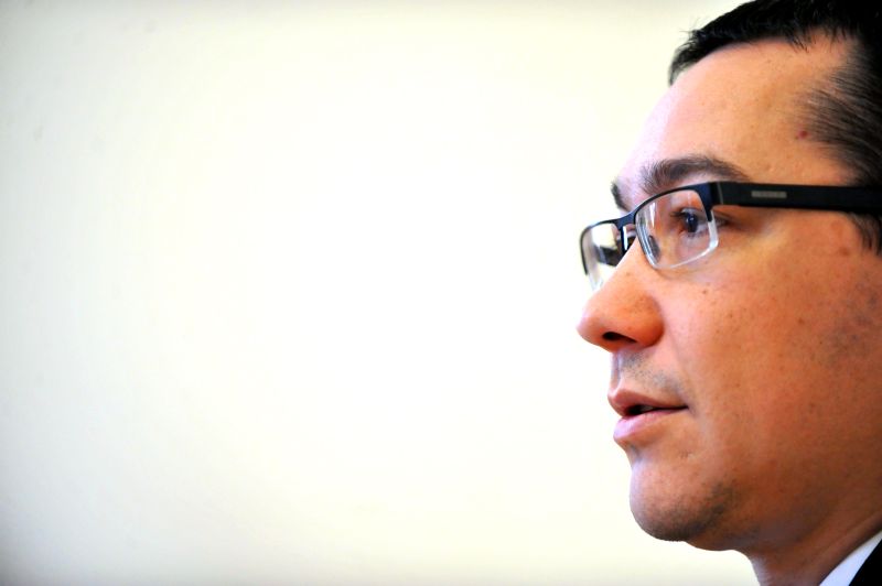 Victor Ponta ia peste picior moderatoarele TVR. VEZI ironiile deplasate la adresa Alinei Stancu