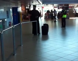 VIDEO STUPEFIANT. Patriarhia anunță că bărbatul care înjură de toți sfinții în aeroportul Otopeni nu este preot