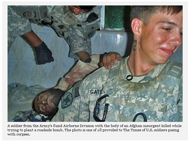 Alt scandal în armata SUA: Soldații americani s-au pozat lângă cadavrele unor kamikaze afgani
