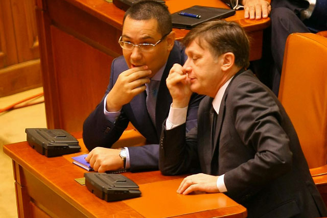 Cum au "argumentat" Ponta și Antonescu moțiunea USL: "Ungureanu e un securist arogant. Face parte din generația securiștilor"