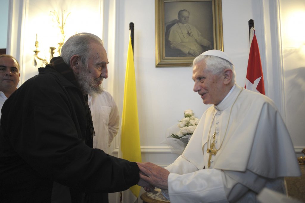 De ce a păcălit un italian o lume întreagă că ar fi murit Papa sau Fidel Castro