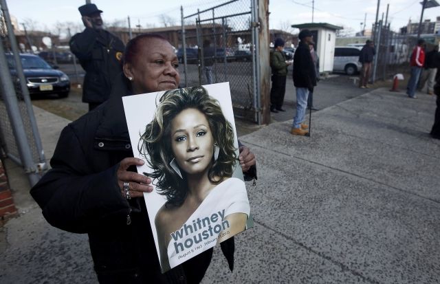 DEZVĂLUIRE în cazul morţii lui Whitney Houston. Apelul de urgenţă la 911, făcut public | AUDIO