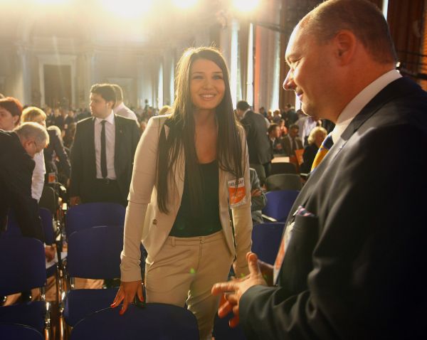 Dilema Elenei Băsescu pe Twitter: Și dacă Ponta o iubeşte în taină pe Roberta?