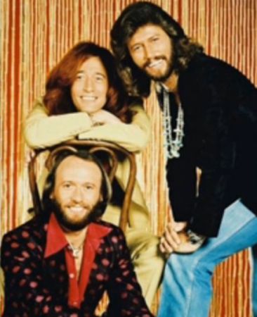 Fostul membru al trupei The Bee Gees, Robin Gibb a ieşit din comă