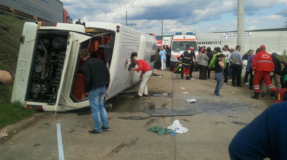 GRAV ACCIDENT ÎN ARGEȘ. Un microbuz a căzut de pe o pasarelă. 35 de pasageri au ajuns la spital