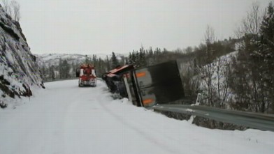 IMAGINI ŞOCANTE. Un TIR şi o maşină de intervenţie au căzut într-o prăpastie