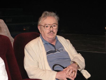 Ion Lucian a părăsit Teatrul Excelsior în aplauzele admiratorilor