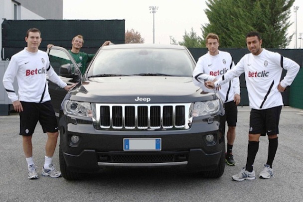 Jeep dă o căruță de bani și câteva zeci de mașini clubului Juventus Torino