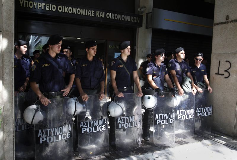 Măsură anti-criză: Polițiștii greci vor putea fi închiriați