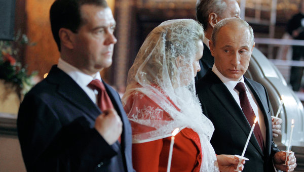 Medvedev cu soţia, Putin singur, la slujba de Înviere oficiată la Moscova