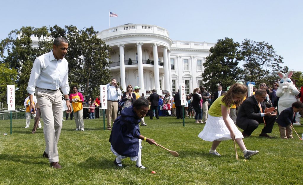 Obama a făcut flotări cu ocazia tradiționalei curse cu ouă de Paște | VIDEO
