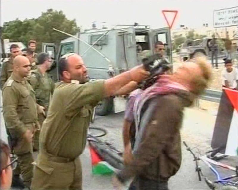 Ofiţerul israelian care a lovit cu patul armei un manifestant pro-palestinian, retrogradat, dar nu şi exclus din armată