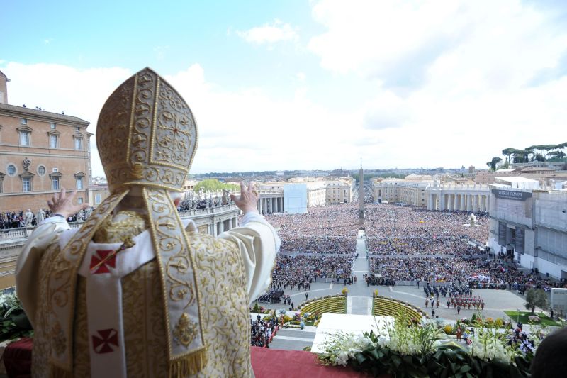 Papa Benedict al XVI-lea va călători mai puţin în străinătate