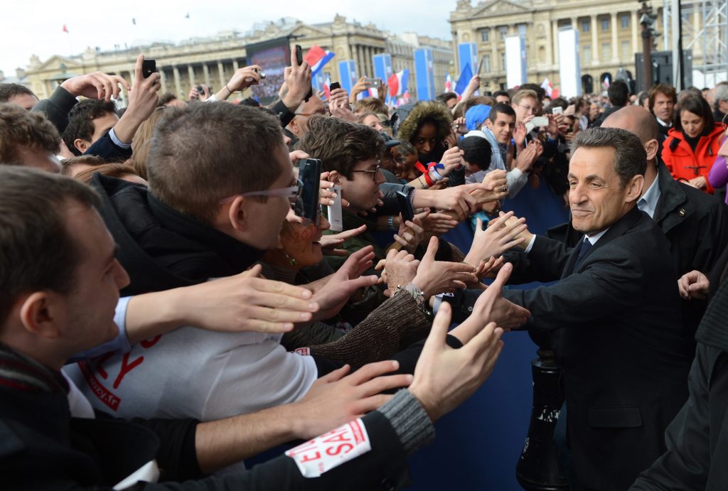 Paris: Sarkozy și-a ascuns ceasul de 50.000 de euro în timp ce dădea mâna cu simpatizanții | VIDEO