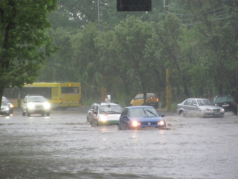 Plouă masiv până miercuri: cod galben de inundații pe mai multe râuri din țară