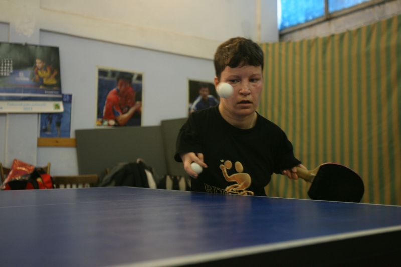 POVESTE CUTREMURĂTOARE: Gabi Constantin joacă tenis de masă fără braţe