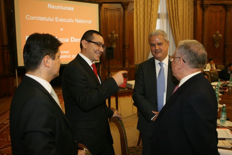 "Premierul" Victor Ponta împarte PSD în două. Iliescu spune că ar fi o greșeală asumarea guvernării