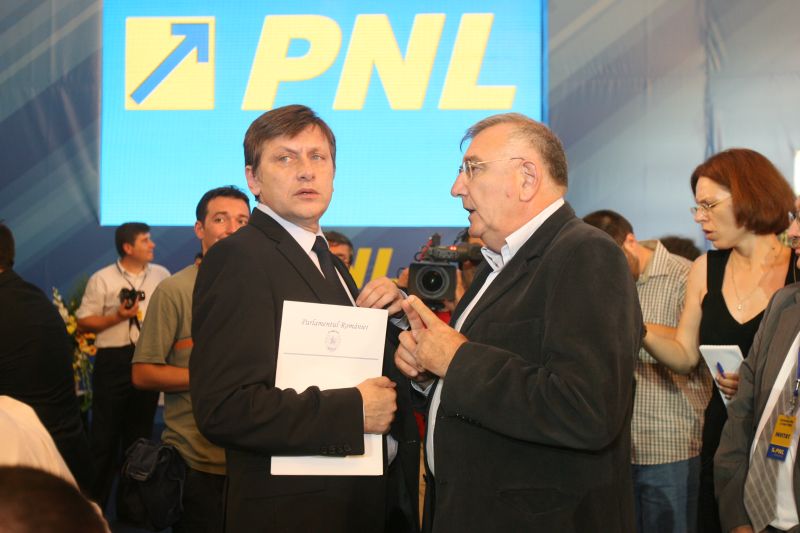 RĂFUIELI ÎN PNL. Crin Antonescu a mazilit gruparea Chiliman din PNL București după rețeta Vanghelie. Eugen Nicolăescu, șef interimar al PNL București